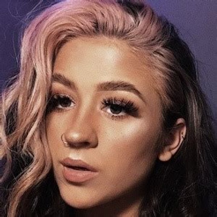 
Poppy Mead (TikTok Star) Biography, Age, Boyfriend, Height, Net Worth 