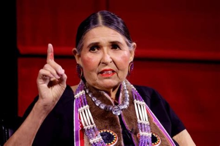 
Sacheen Littlefeather, Native American Activist Who Gave Marlon Brando’s 1973 Oscars Speech, Dead at 75 