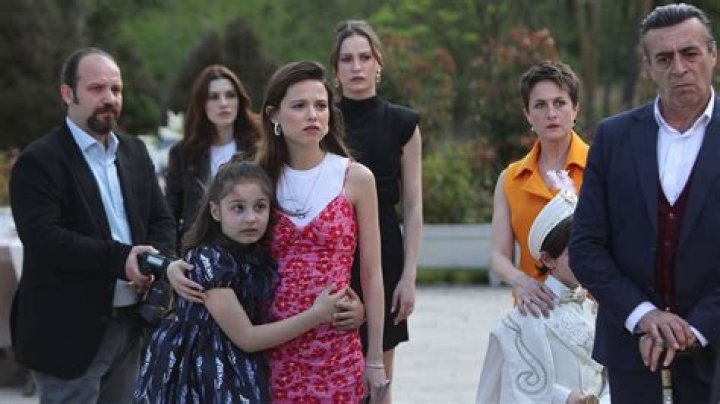 
Serenay Sarikaya Age | Parents & Family 