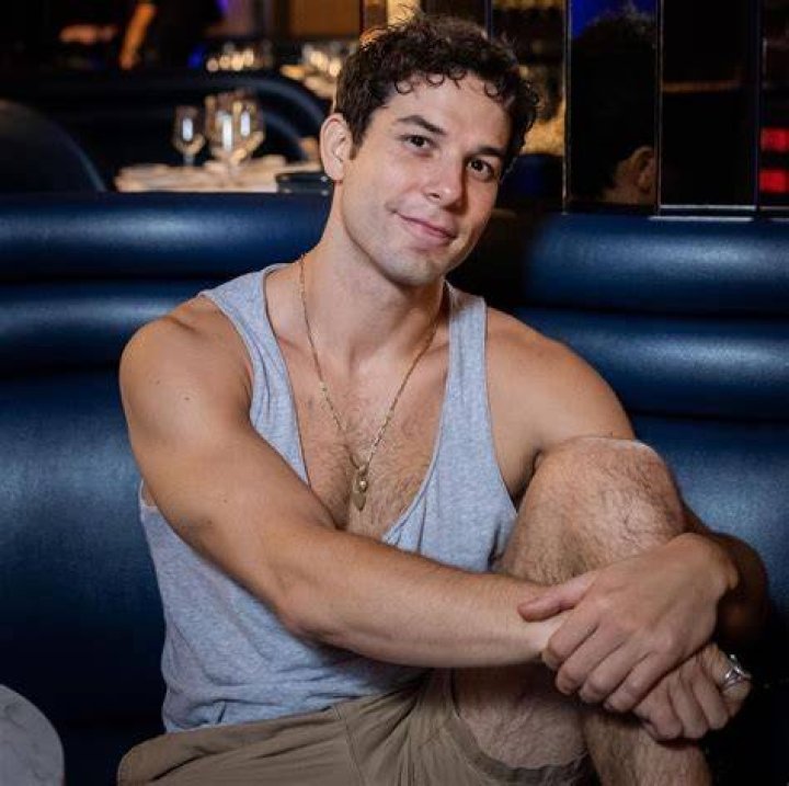 Skylar Astin Height, Weight, Net Worth, Age, Birthday, Wikipedia, Who, Nationality, Biography