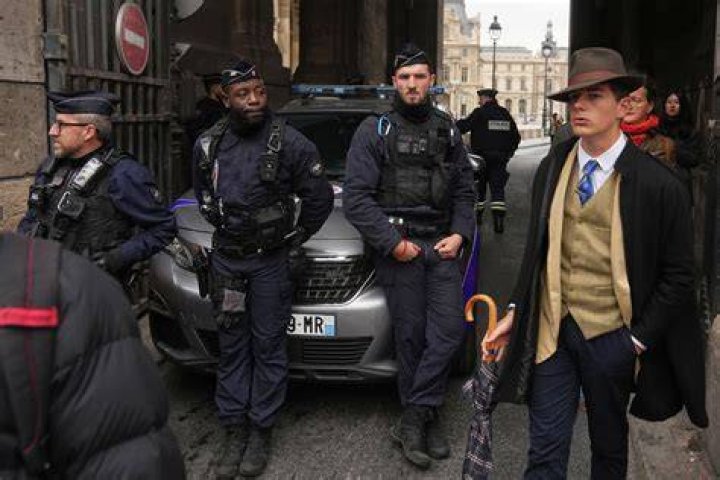 
Tim Ratcliff: The robbery was conducted by a roadside man in front of everyone 