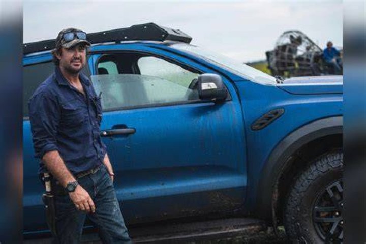 
Warrant issued for arrest of Outback Wrangler star Matt Wright after fatal chopper crash in NT 