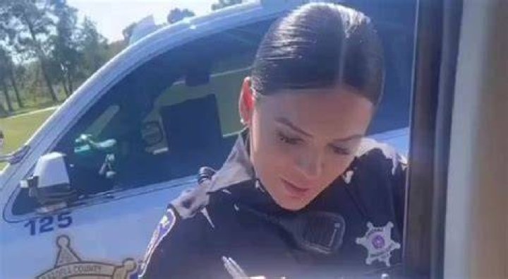 
Watch Drunk Woman Abuse Cop Police Goes Viral On Social Media 
