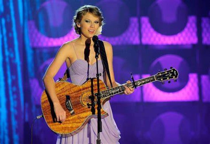 
When did Taylor Davis start playing Violin? 