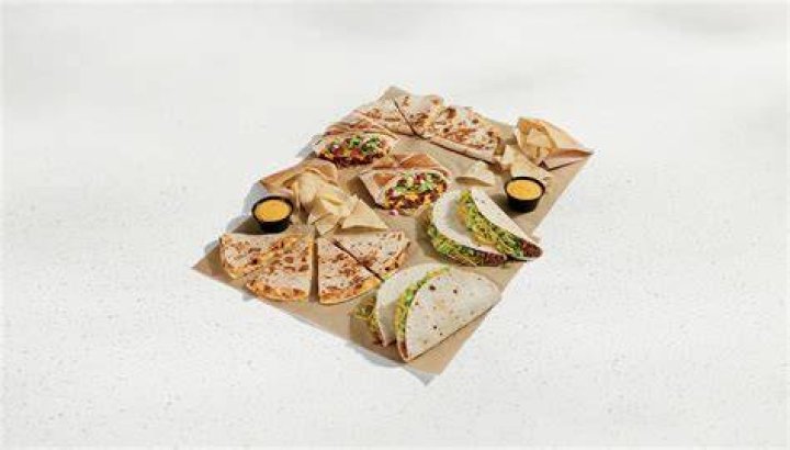 
Which food items are available in Taco Bell’s Meal for 2 and Meal for 4 deals? 