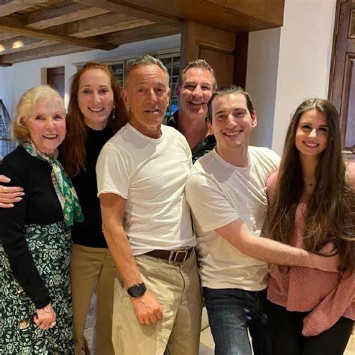 
Who are Bruce Springsteen’s Wife Patti Scialfa and 3 Kids? 