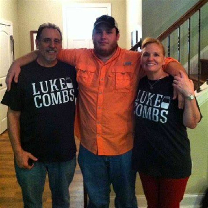 
Who are Luke Combss Parents? Luke Combs Biography, Parents Name and More 
