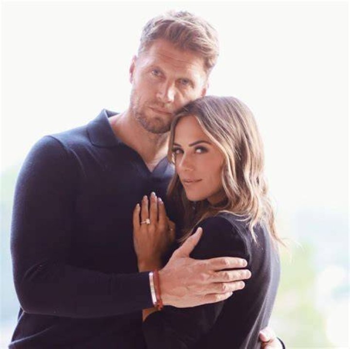 
Who Is Jana Kramer Dating? Know Who Jana Kramer Is In Relationship With? 