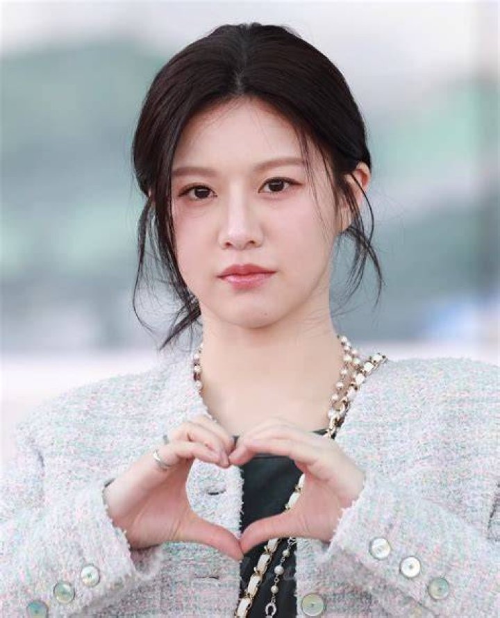 
Youn Ha-eun ANNA Height, Weight, Net Worth, Age, Birthday, Wikipedia, Who, Nationality, Biography 